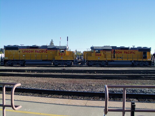 UP587 &lpar;GP38-2&rpar; - UP566 &lpar;GP38-2&rpar;
