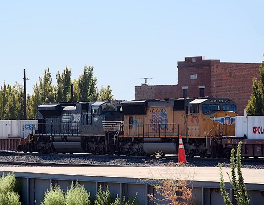 UP4736&nbsp;&lpar;SD70M&rpar; - NS1126&nbsp;&lpar;SD70ACe&rpar;