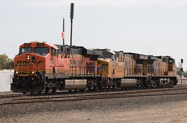 BNSF7600&nbsp;&lpar;ES44DC&rpar; - UP7335&nbsp;&lpar;C44ACM&rpar; - UP6739&nbsp;&lpar;C44AC&rpar;