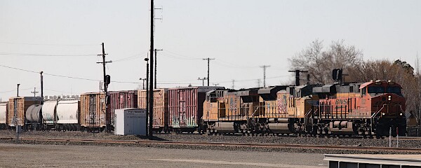 BNSF8221&nbsp;&lpar;ES44C4&rpar; - UP8515&nbsp;&lpar;SD70ACe&rpar; - UP7035&nbsp;&lpar;C44ACM&rpar;