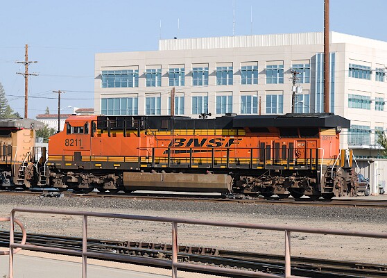 BNSF8211&nbsp;&lpar;ES44C4&rpar;