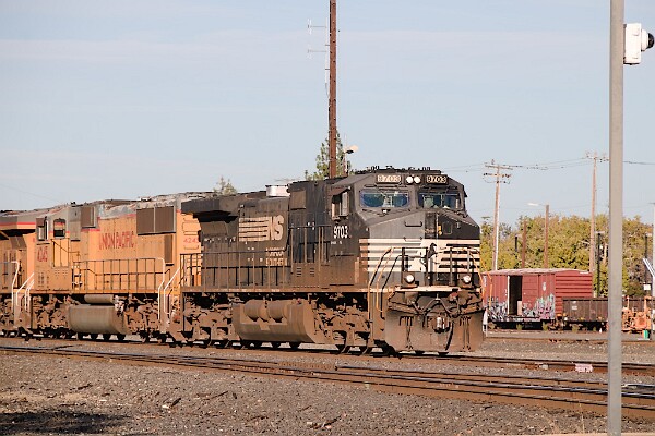 NS9706&nbsp;&lpar;D9-40CW&rpar; - UP4245&nbsp;&lpar;SD70M&rpar;