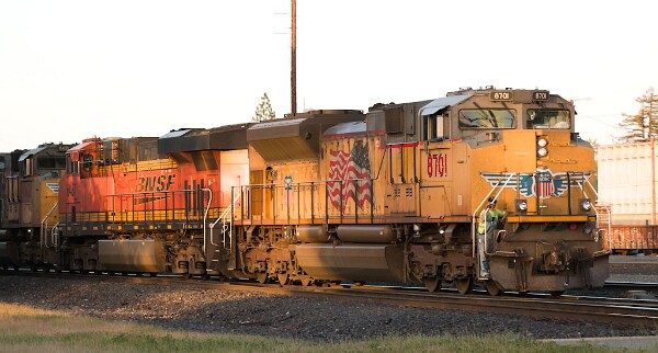 UP8701&nbsp;&lpar;SD70ACe&rpar; - BNSF6473&nbsp;&lpar;ES44AC&rpar;