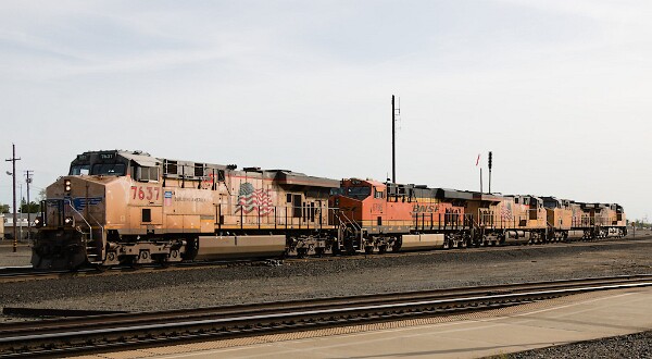 UP7637&nbsp;&lpar;C45ACCTE&rpar; - BNSF6795&nbsp;&lpar;ES44C4&rpar; - UP7375&nbsp;&lpar;C45ACCTE&rpar; - UP6395&nbsp;&lpar;C44AC&rpar; - UP6594&nbsp;&lpar;C44ACCTE&rpar;