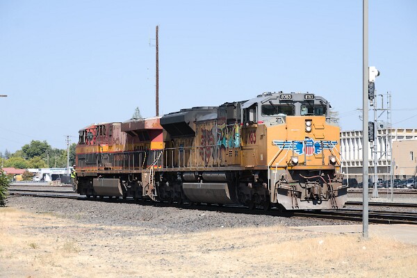 UP8783&nbsp;&lpar;SD70ACe&rpar; - KCS4688&nbsp;&lpar;ES44AC&rpar;