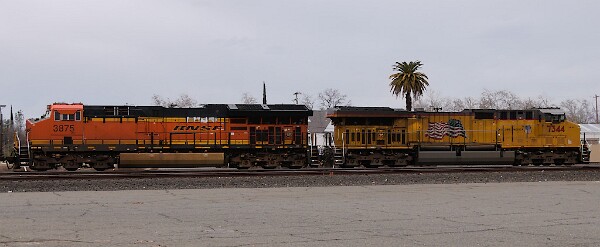 UP7344&nbsp;&lpar;C44ACM&rpar; - BNSF3875&nbsp;&lpar;ET44C4&rpar;