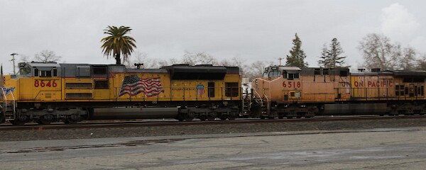 UP8646&nbsp;&lpar;SD70ACe&rpar; - UP6518&nbsp;&lpar;C44AC&rpar;