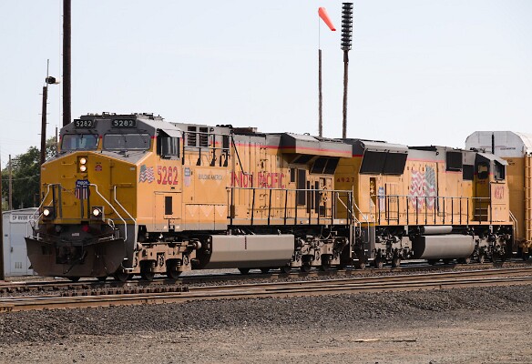 UP5282&nbsp;&lpar;C45ACCTE&rpar; - UP4927&nbsp;&lpar;SD70M&rpar;