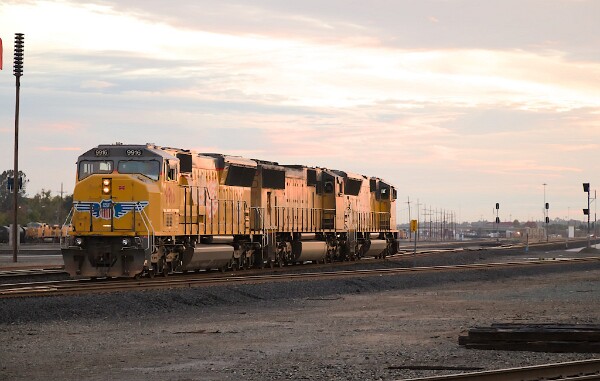 UP9910&nbsp;&lpar;SD59MX&rpar; - UP4477&nbsp;&lpar;SD70M&rpar; - UP9916&nbsp;&lpar;SD59MX&rpar;