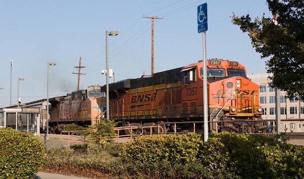 BNSF7357&nbsp;&lpar;ES44DC&rpar; - UP5914&nbsp;&lpar;C44ACCTE&rpar;