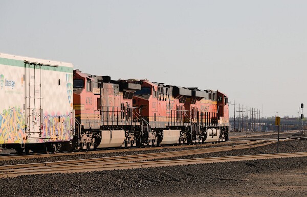 BNSF8201&nbsp;&lpar;ES44C4&rpar; - BNSF6267&nbsp;&lpar;ES44AC&rpar; - BNSF4745&nbsp;&lpar;C44-9W&rpar;